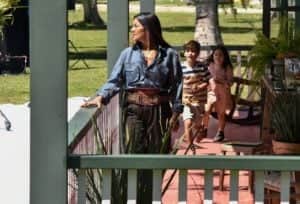 Filó (Dira Paes) com os filhos de Irma e Juma (Theo e Lia Luperi), vendo o Velho do Rio de longe (Foto: Roberto Teixeira / Gshow) Filó (Dira Paes) com os filhos de Irma e Juma (Theo e Lia Luperi), vendo o Velho do Rio de longe (Foto: Roberto Teixeira / Gshow)