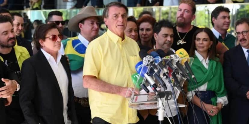 Chitãozinho foi, junto com outros sertanejos, ao evento de Jair Bolsonaro (Reprodução: Globo) Chitãozinho foi, junto com outros sertanejos, ao evento de Jair Bolsonaro (Reprodução: Globo)