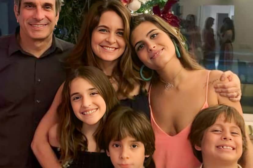 A atriz com seus quatro filhos e ex-marido A atriz com seus quatro filhos e ex-marido