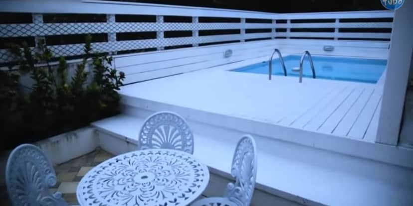 Área externa da cobertura com uma enorme piscina (Reprodução: Youtube) Área externa da cobertura com uma enorme piscina (Reprodução: Youtube)