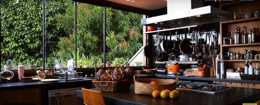 A área da cozinha. Segundo o próprio Pedro Bial, é a sua parte favorita da casa, em meio a espaços muito bem planejados, a cozinha também orna com as cores e decorações aparentes.