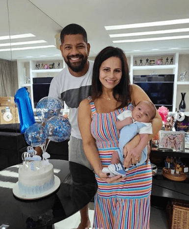 Atriz Viviane Araújo publica clique raro ao lado da família e deixa seguidores encantados - Foto Reprodução Atriz Viviane Araújo publica clique raro ao lado da família e deixa seguidores encantados - Foto Reprodução