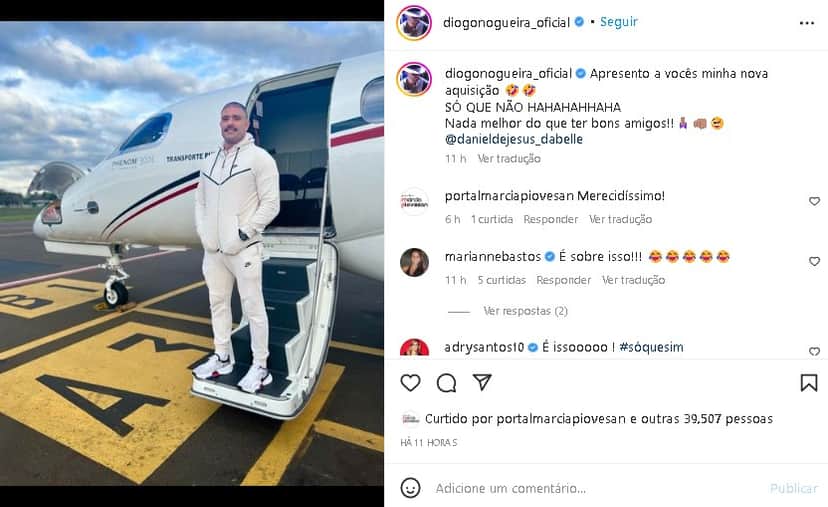 Diogo Nogueira mostrou novo visual e ostentou em frente a jatinho de luxo (Foto: Reprodução/ Instagram) Diogo Nogueira mostrou novo visual e ostentou em frente a jatinho de luxo (Foto: Reprodução/ Instagram)