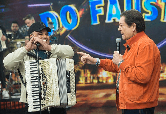 Tarcísio do Acordeon esteve no Faustão na Band e não escondeu o nervosismo (Foto: Reprodução) Tarcísio do Acordeon esteve no Faustão na Band e não escondeu o nervosismo (Foto: Reprodução)
