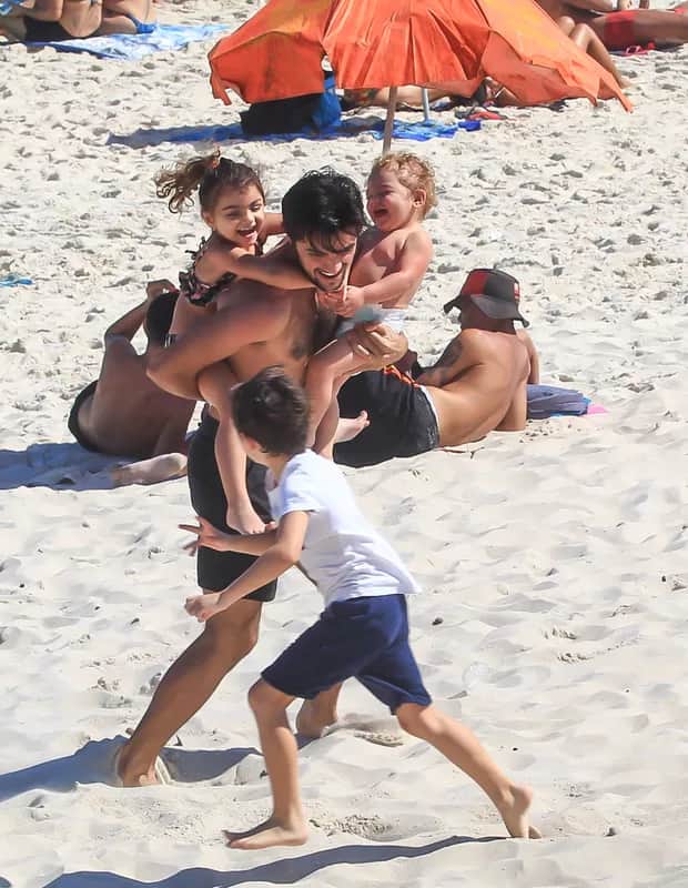Aos 29 anos, o galã da Globo, Felipe Simas é pai das crianças mais lindas do Brasil - (Foto: AgNews) Aos 29 anos, o galã da Globo, Felipe Simas é pai das crianças mais lindas do Brasil - (Foto: AgNews)