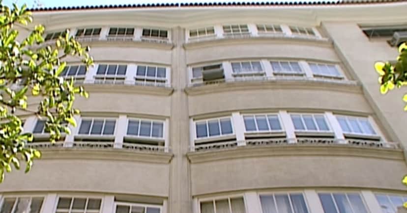 A famosa fachada do prédio de luxo com cinco andares de Laços de Família A famosa fachada do prédio de luxo com cinco andares de Laços de Família