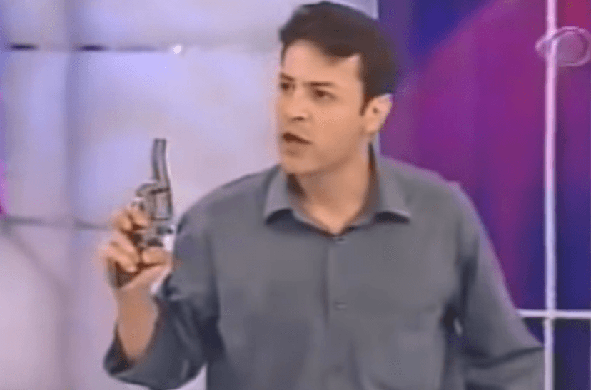 Homem armado, que invadiu programa de Márcia Goldschmidt, pediu perdão a ela - Reprodução Homem armado, que invadiu programa de Márcia Goldschmidt, pediu perdão a ela - Reprodução