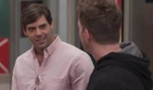 Hugo (Raphael Theophilo) e Enzo (Pablo Sanábio) em Cara e Coragem; os dois protagonizarão um beijo (Foto: Reprodução / Globo / Montagem TV Foco) Hugo (Raphael Theophilo) e Enzo (Pablo Sanábio) em Cara e Coragem; os dois protagonizarão um beijo (Foto: Reprodução / Globo / Montagem TV Foco)