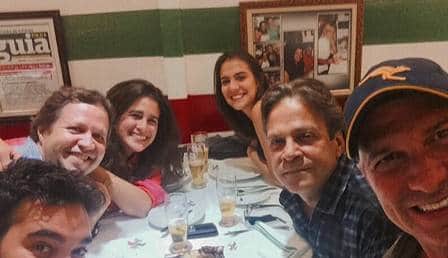 Atriz com amigos e a esposa (Foto: Reprodução) Atriz com amigos e a esposa (Foto: Reprodução)