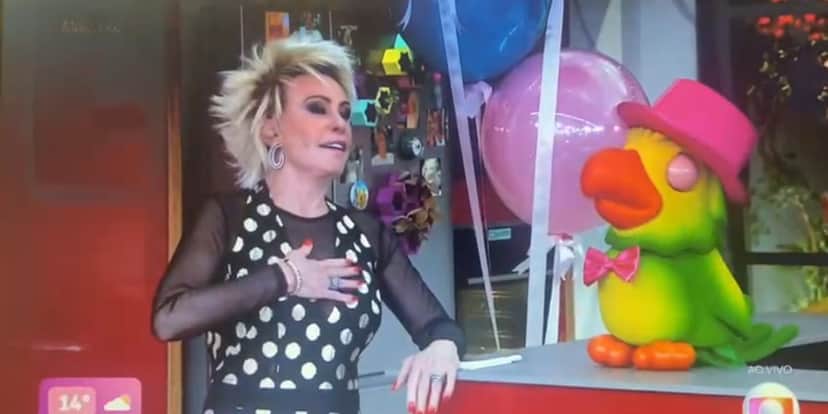 Ana Maria Braga leva as mãos ao peito após ouvir declaração de Roberto Carlos, parabenizando pelo programa (Reprodução: Globo) Ana Maria Braga leva as mãos ao peito após ouvir declaração de Roberto Carlos, parabenizando pelo programa (Reprodução: Globo)