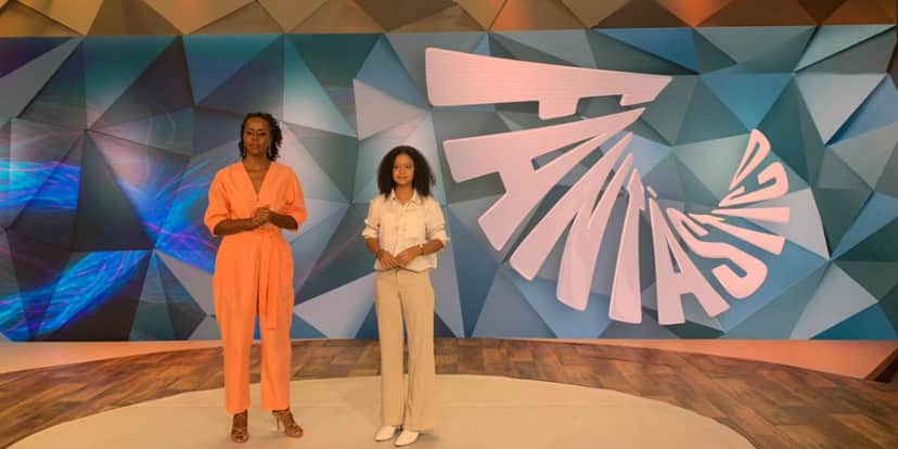Maju Coutinho e Robertinha na bancada do Fantástico - Foto: Reprodução Maju Coutinho e Robertinha na bancada do Fantástico - Foto: Reprodução