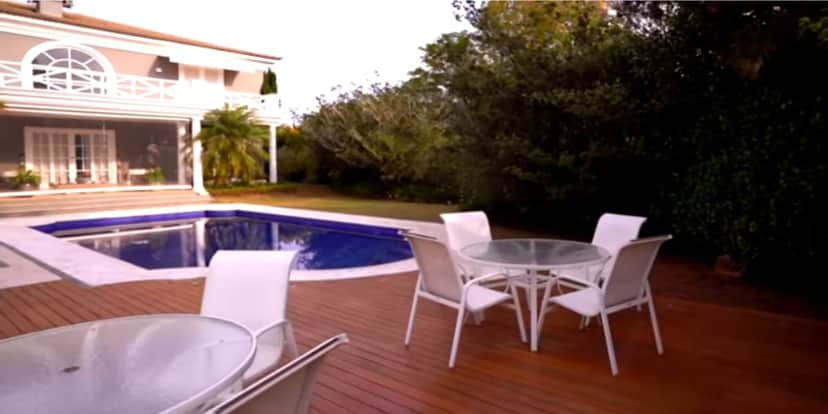 Enorme piscina da mansão de Fábio Jr. (Reprodução: Youtube) Enorme piscina da mansão de Fábio Jr. (Reprodução: Youtube)