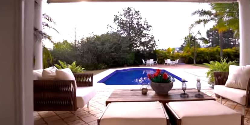 Área externa com vista para a piscina (Reprodução: Youtube) Área externa com vista para a piscina (Reprodução: Youtube)