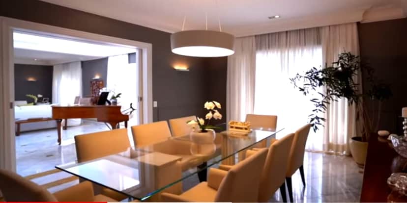 Sala de jantar com uma bela mesa de vidro (Reprodução: Youtube) Sala de jantar com uma bela mesa de vidro (Reprodução: Youtube)