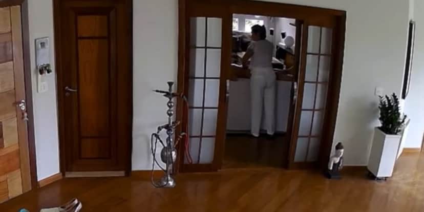 Uma das suítes da residência da nova contratada da Globo (Reprodução: Youtube) Uma das suítes da residência da nova contratada da Globo (Reprodução: Youtube)