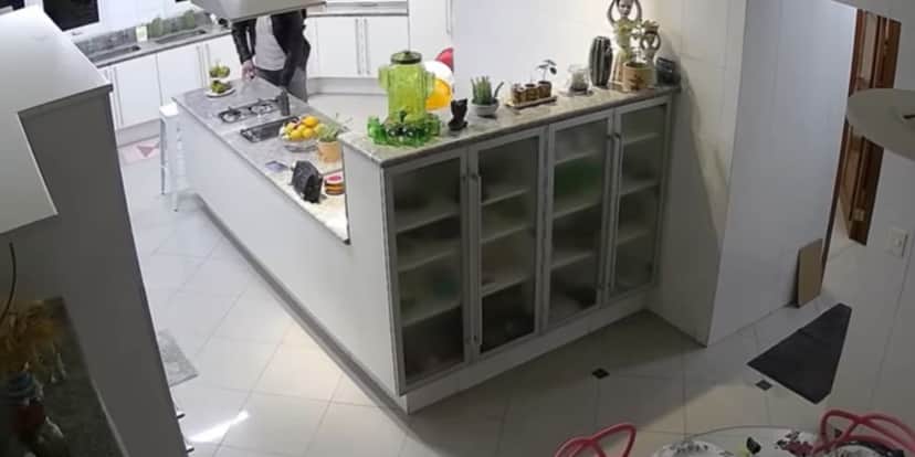 Parte da cozinha da residência (Reprodução: Youtube) Parte da cozinha da residência (Reprodução: Youtube)