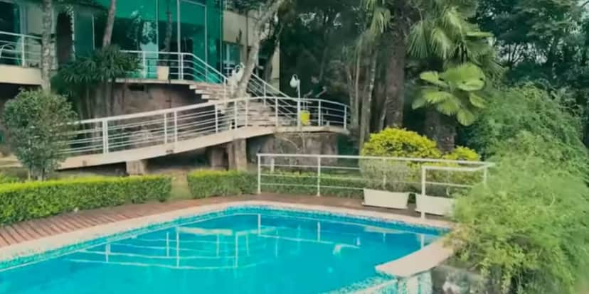 Piscina absurda de Lívia Andrade, rodeada de verde (Reprodução: Youtube) Piscina absurda de Lívia Andrade, rodeada de verde (Reprodução: Youtube)