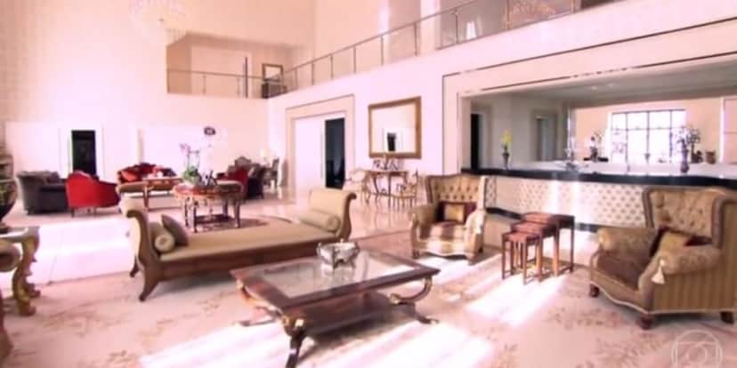 Grande sala, com muito espaço para a família e os amigos (Reprodução: Youtube) Grande sala, com muito espaço para a família e os amigos (Reprodução: Youtube)