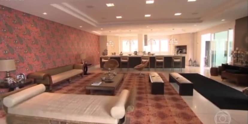 Sala de televisão e sala de jantar ao fundo (Reprodução: Youtube) Sala de televisão e sala de jantar ao fundo (Reprodução: Youtube)