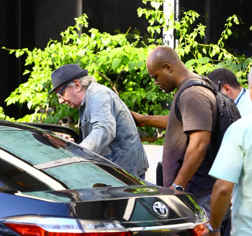 O ator conseguiu entrar no carro sozinho (Foto: AgNews/ Vitor Pereira) O ator conseguiu entrar no carro sozinho (Foto: AgNews/ Vitor Pereira)