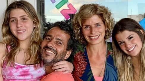 Marcos Palmeira com a esposa e as duas filhas expôs fotos de Marcos Palmeira ao lado da esposa e das duas filhas (Foto: Reprodução) Marcos Palmeira com a esposa e as duas filhas expôs fotos de Marcos Palmeira ao lado da esposa e das duas filhas (Foto: Reprodução)