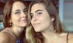 Filha de Cláudia Abreu é uma das mais lindas e vai ao ar no horário nobre da Globo, na novela Travessia e muitos não imaginam (Foto: Reprodução / Globo / Montagem TV Foco) Filha de Cláudia Abreu é uma das mais lindas e vai ao ar no horário nobre da Globo, na novela Travessia e muitos não imaginam (Foto: Reprodução / Globo / Montagem TV Foco)