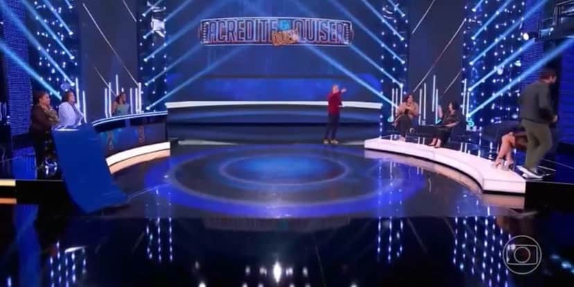 Luciano Huck vendo o padre indo embora em meio a risos (Foto Reprodução/Internet) Luciano Huck vendo o padre indo embora em meio a risos (Foto Reprodução/Internet)