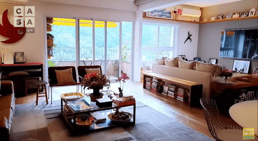 Mais uma perspectiva entre a sala e a entrada dando assim mais alusão a amplitude de olhar (Foto Reprodução/Youtube) Mais uma perspectiva entre a sala e a entrada dando assim mais alusão a amplitude de olhar (Foto Reprodução/Youtube)