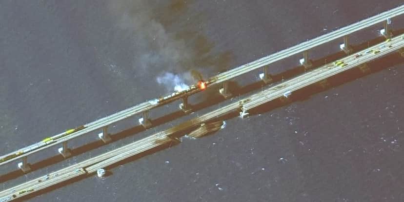 Imagem aérea da ponte destruída na Rússia (Foto: Maxar Technologies/AP) Imagem aérea da ponte destruída na Rússia (Foto: Maxar Technologies/AP)