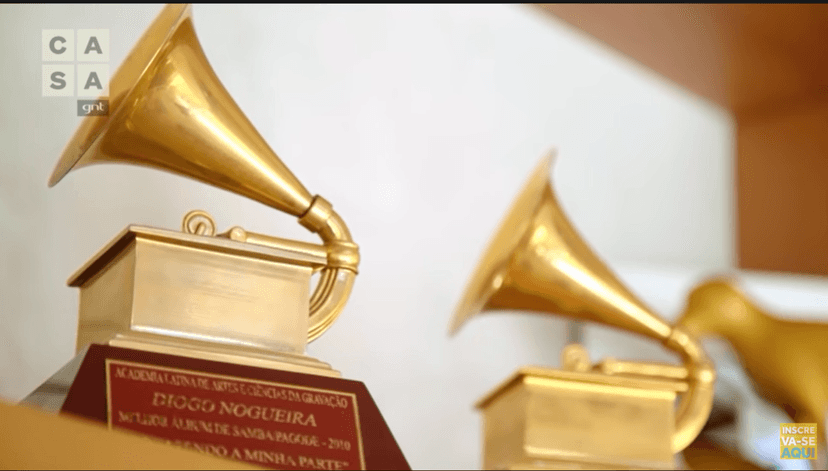 Estante com algumas premiações (Foto Reprodução/Youtube) Estante com algumas premiações (Foto Reprodução/Youtube)