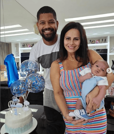 Atriz Viviane Araújo publica clique raro ao lado da família e deixa seguidores encantados - Foto Reprodução Atriz Viviane Araújo publica clique raro ao lado da família e deixa seguidores encantados - Foto Reprodução