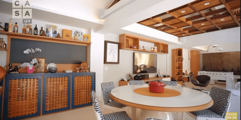 A área de convivência entre a cozinha e a sala de estar (Foto Reprodução/Youtube) A área de convivência entre a cozinha e a sala de estar (Foto Reprodução/Youtube)