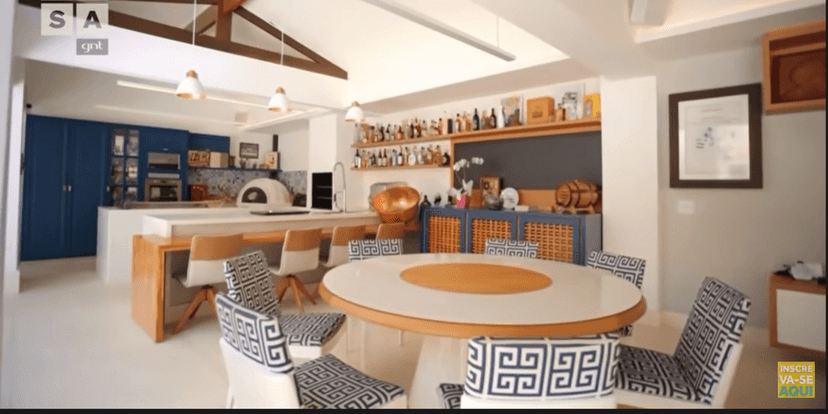 Outro olhar da área de convivência entre a cozinha e a sala de estar (Foto Reprodução/Youtube) Outro olhar da área de convivência entre a cozinha e a sala de estar (Foto Reprodução/Youtube)