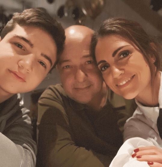 Com vida pessoal discreta, Chris Flores é casada há mais de 15 anos; saiba com quem - Reprodução Com vida pessoal discreta, Chris Flores é casada há mais de 15 anos; saiba com quem - Reprodução