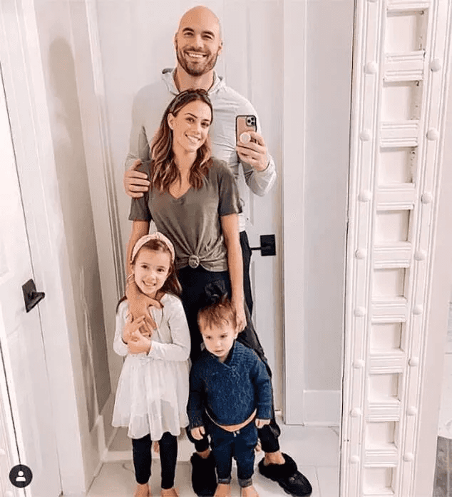 Jana Kramer, Mike Caussin e os filhos (Foto: Reprodução) Jana Kramer, Mike Caussin e os filhos (Foto: Reprodução)