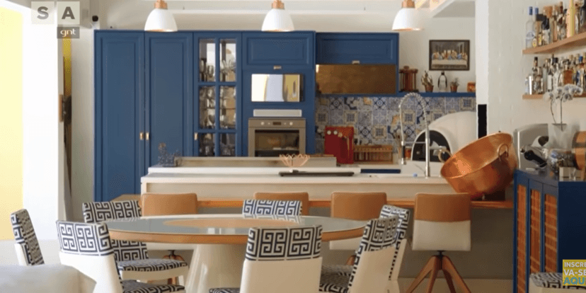 Sua cozinha conta com um tom de azul maravilhoso que casa bem com os demais itens (Foto Reprodução/Youtube) Sua cozinha conta com um tom de azul maravilhoso que casa bem com os demais itens (Foto Reprodução/Youtube)