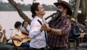 Alcides tira Zaquieu para dançar em Pantanal (Foto: Reprodução / Globo) Alcides tira Zaquieu para dançar em Pantanal (Foto: Reprodução / Globo)