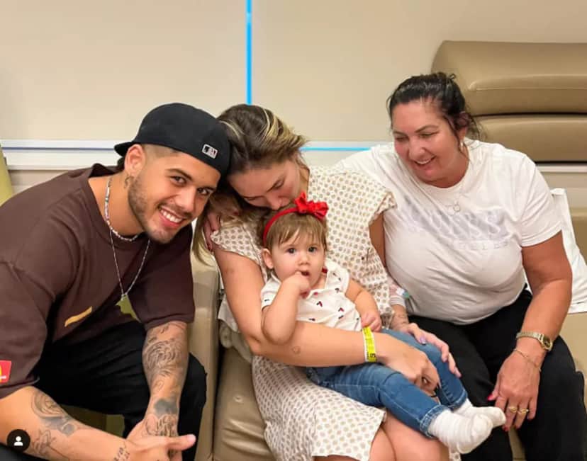 Quando Virgínia Fonseca ficou internada ela recebeu a visita do marido Zé Felipe, da filha Maria Alice e da sua mãe Margareth Serrão(Foto Reprodução/Instagram) Quando Virgínia Fonseca ficou internada ela recebeu a visita do marido Zé Felipe, da filha Maria Alice e da sua mãe Margareth Serrão(Foto Reprodução/Instagram)