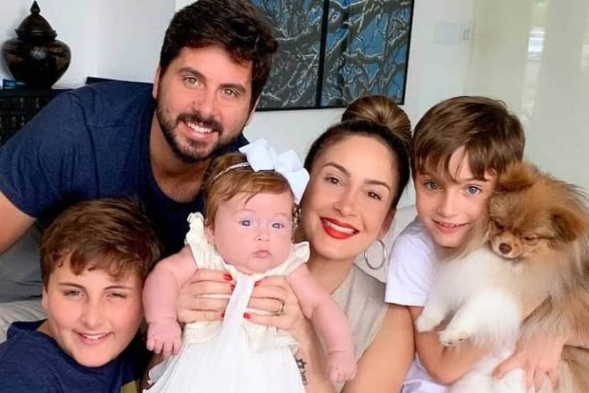 A cantora ao lado do marido e dos filhos (Foto: Reprodução)