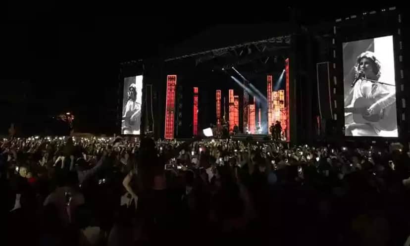 Sem Luan Santana, Paula Fernandes gravou o fatídico DVD com seu público, e segundo ela foi lindo (Foto Reprodução/Internet) Sem Luan Santana, Paula Fernandes gravou o fatídico DVD com seu público, e segundo ela foi lindo (Foto Reprodução/Internet)