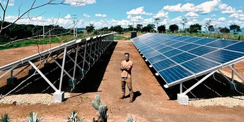 Bruno Gagliasso em meio as placas solares utilizadas na construção (Foto Reprodução/Internet) Bruno Gagliasso em meio as placas solares utilizadas na construção (Foto Reprodução/Internet)