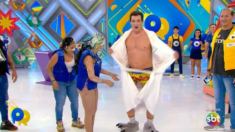 Celso Portiolli ficou de sunga no Domingo Legal para cumprir promessa que fez para Simone e Simaria (Foto: Reprodução) Celso Portiolli ficou de sunga no Domingo Legal para cumprir promessa que fez para Simone e Simaria (Foto: Reprodução)
