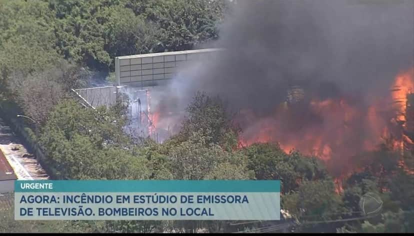Helicóptero da Record flagrou um incêndio na Globo- Foto: Reprodução Helicóptero da Record flagrou um incêndio na Globo- Foto: Reprodução