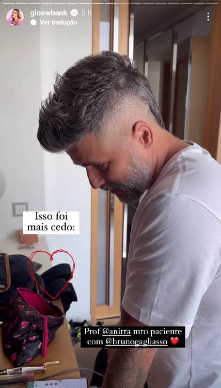 Gio Ewbank gravou Bruno Gagliasso ouvindo áudio de Anitta (Foto: Reprodução/ Instagram) Gio Ewbank gravou Bruno Gagliasso ouvindo áudio de Anitta (Foto: Reprodução/ Instagram)
