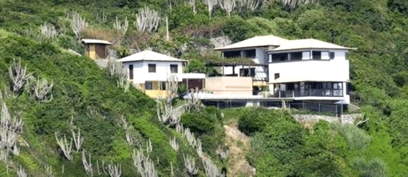 Vista de cima da propriedade de Ana Maria Braga, em meio a montanhas e muito verde em volta (Foto Reprodução/Youtube) Vista de cima da propriedade de Ana Maria Braga, em meio a montanhas e muito verde em volta (Foto Reprodução/Youtube)