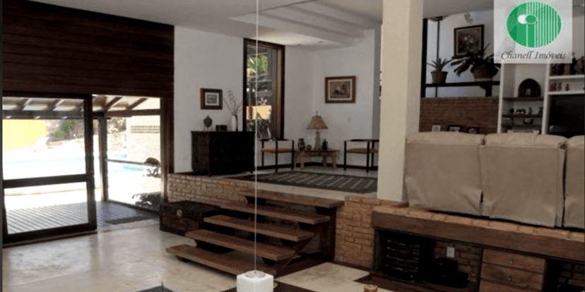 A propriedade conta com uma ampla sala que dá alcance de visão para várias áreas interiores (Foto Reprodução/Youtube) A propriedade conta com uma ampla sala que dá alcance de visão para várias áreas interiores (Foto Reprodução/Youtube)