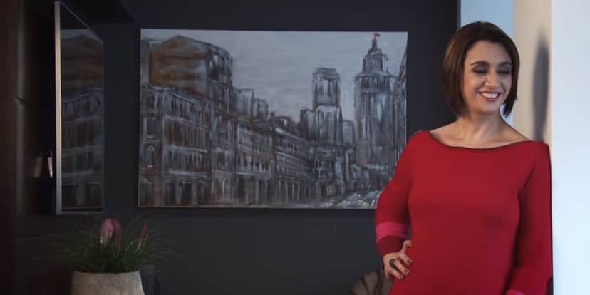 A apresentadora posando com seu quadro de fundo (Reprodução) A apresentadora posando com seu quadro de fundo (Reprodução)