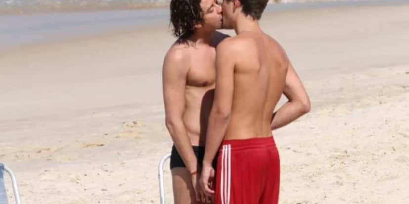 Um dos atores mais lindo da Globo, trocou namorada bonitona por um homem e se assumiu de forma pública ao Brasil - Foto Reprodução Um dos atores mais lindo da Globo, trocou namorada bonitona por um homem e se assumiu de forma pública ao Brasil - Foto Reprodução