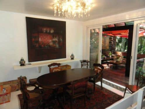 Sala de jantar com ampla mesa e luminárias luxuosas (Reprodução) Sala de jantar com ampla mesa e luminárias luxuosas (Reprodução)