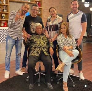 Roque ao lado de Sonia Abrão e colunistas, ele é um dos braços direitos de Silvio Santos na história do SBT (Reprodução)